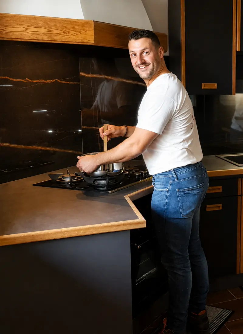 Membre de l'équipe cuisinant dans une cuisine neuve terminée