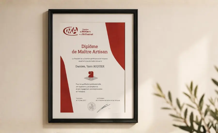 Diplôme de Maître Artisan encadré, accroché au mur de l'atelier
