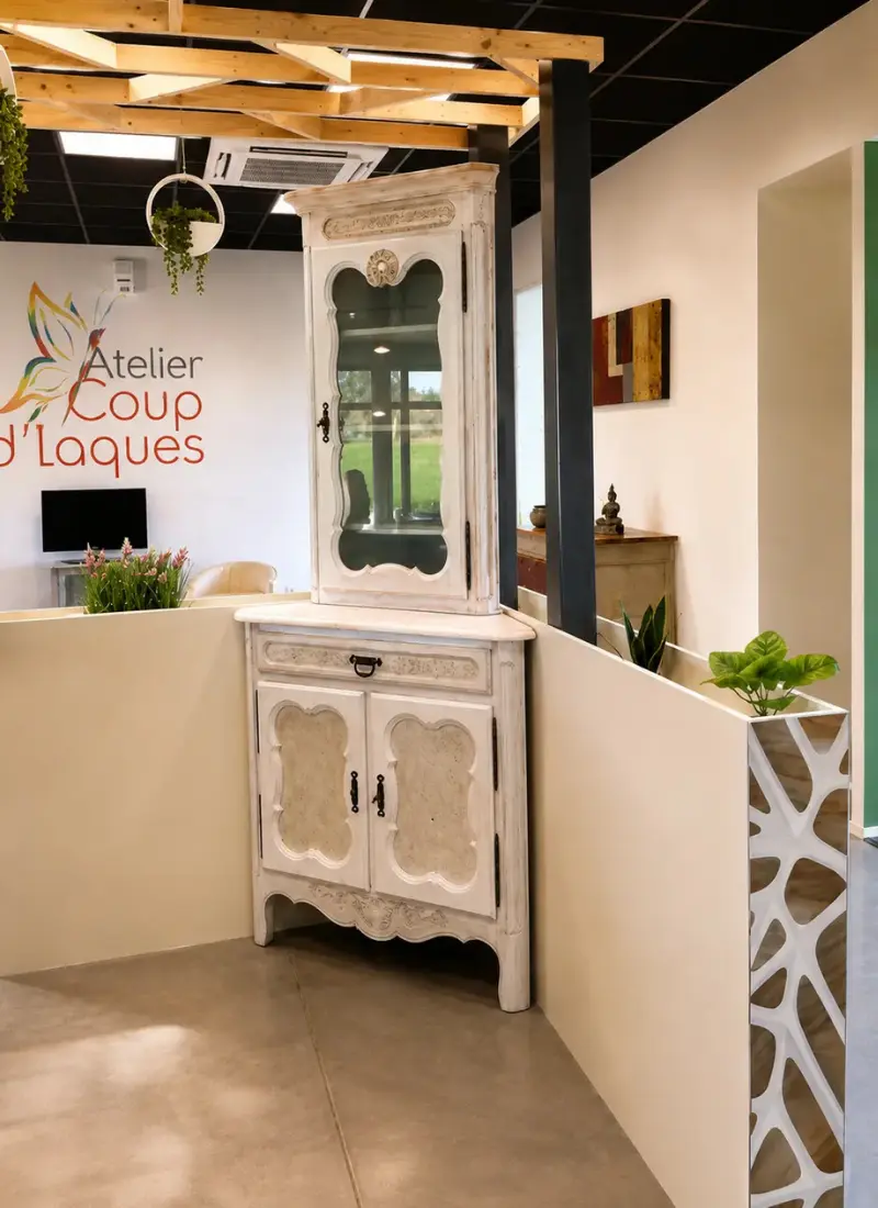 Meuble ancien restauré exposé dans le showroom de l'atelier