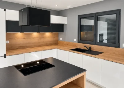 Une cuisine lumineuse qui joue sur les contrastes
