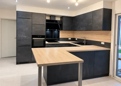 Une cuisine en angle optimisée jusque dans les moindres espaces