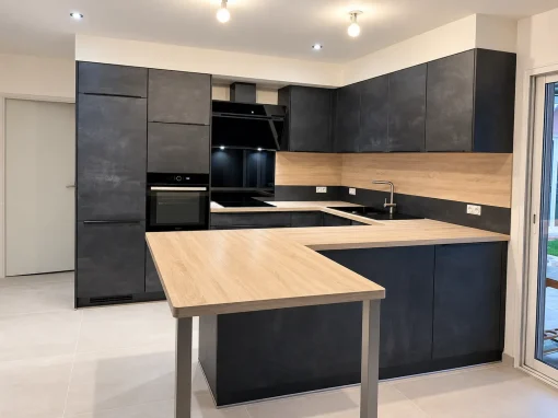 Une cuisine en angle optimisée jusque dans les moindres espaces