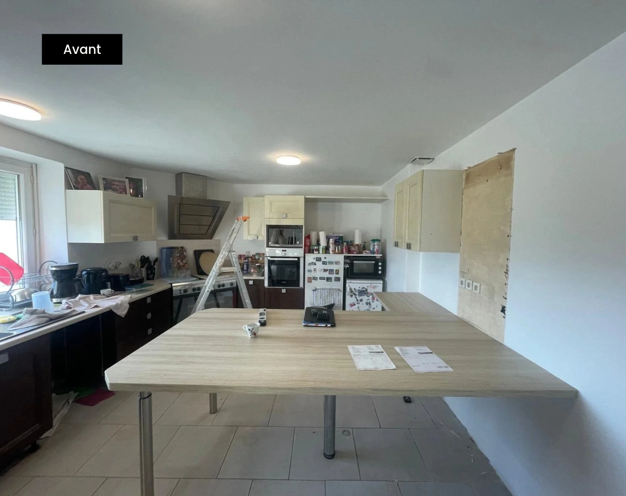 Avant d'une cuisine neuve avec rangements