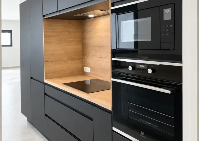 Une cuisine compacte où chaque élément trouve sa place