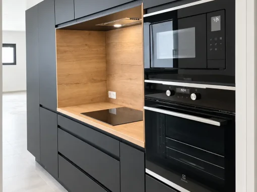 Une cuisine compacte où chaque élément trouve sa place