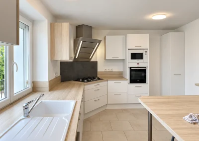 Cuisine lumineuse avec un maximum de rangements
