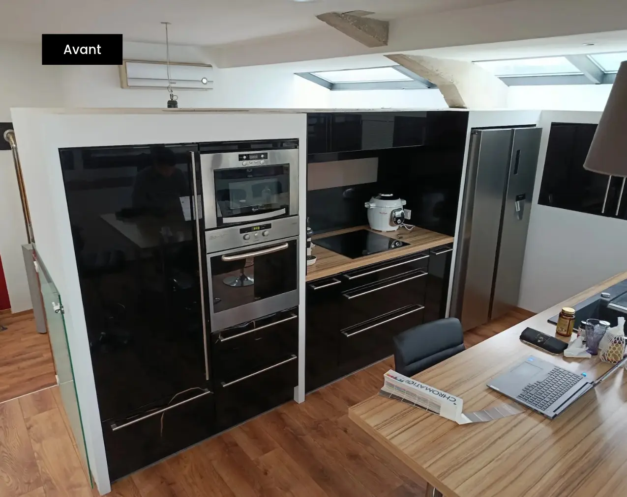 cuisine présentant des façades noir brillant