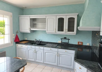 Du bois traditionnel à une cuisine douce et lumineuse