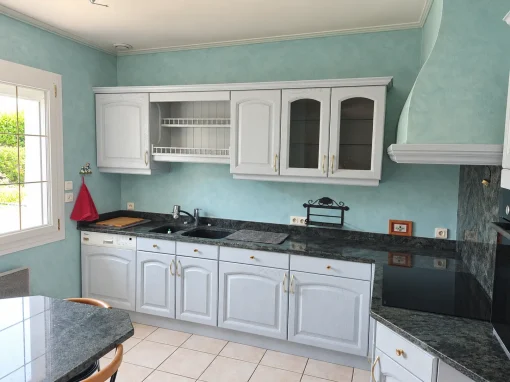 Du bois traditionnel à une cuisine douce et lumineuse